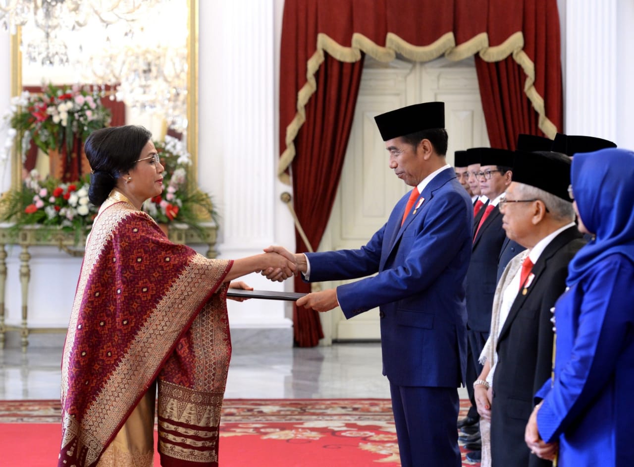 Presiden Menyerahkan SK Kepada Sri Mulyani