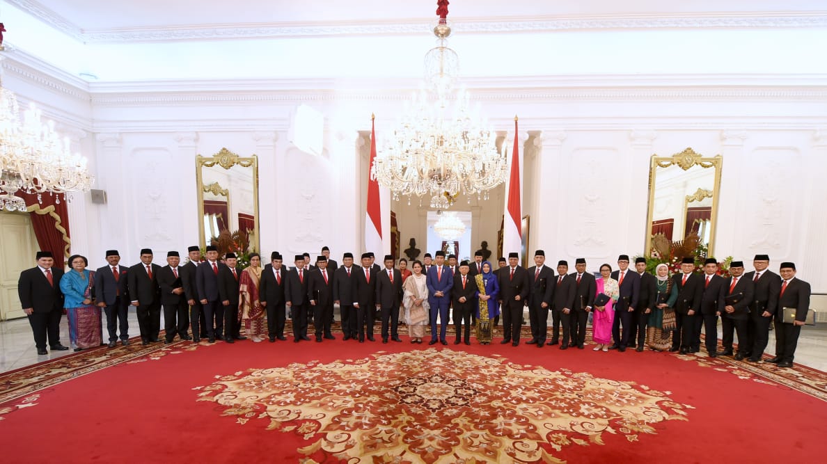Foto Bersama Setelah Pelantikan Para Menteri Kabinet Indonesia Maju