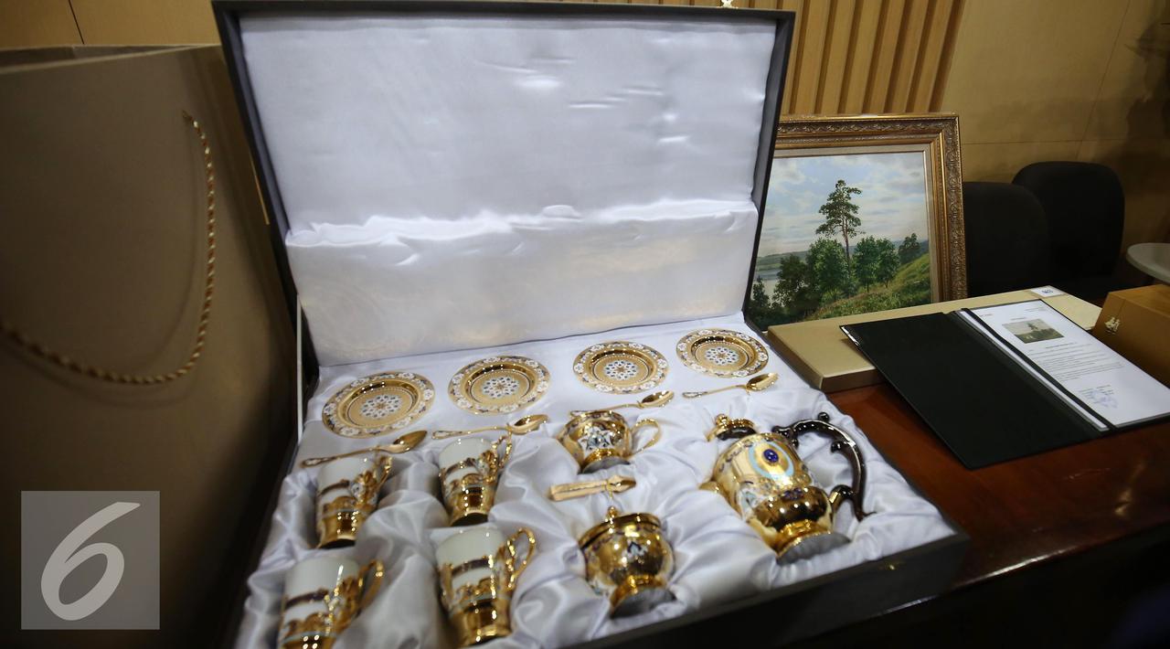 Tea set (perangkat penyaji teh) 1