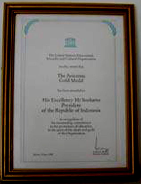 Piagam Global Stateman Award 1
