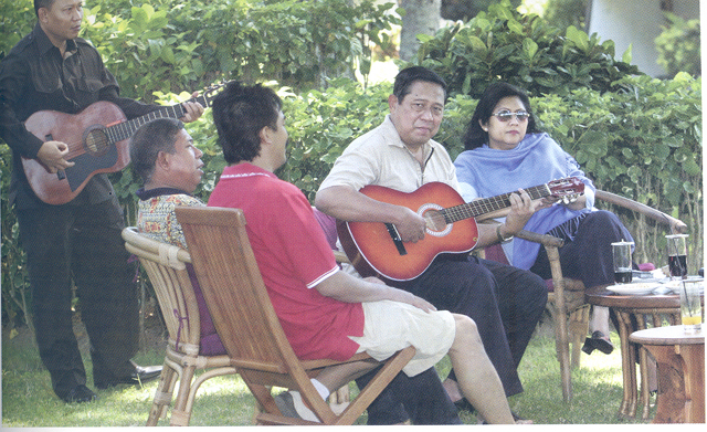 SBy bermain gitar