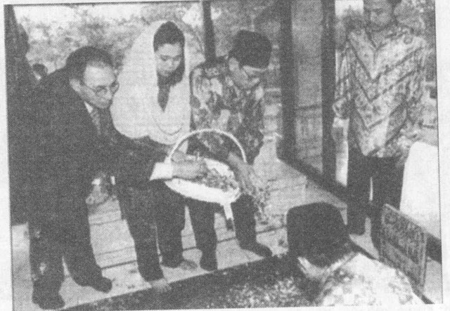 Presiden Abdurrahman Wahid di makam Bung Hatta