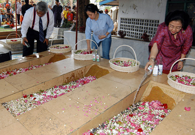 Megawati Soekarnoputri ke makam Ibu Fatmawati