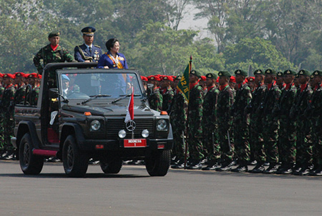 Presiden Megawati di hari ulang tahun (HUT) ke-59 Tentara Nasional Indonesia (TNI)