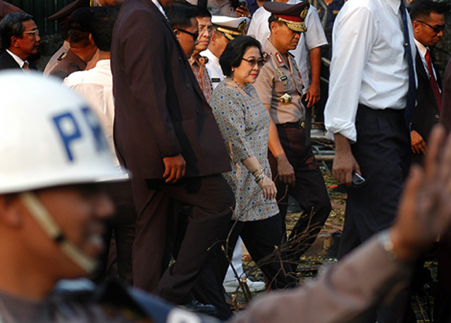 Presiden Megawati Soekarnoputri ke lokasi peledakan bom Kedubes Australia