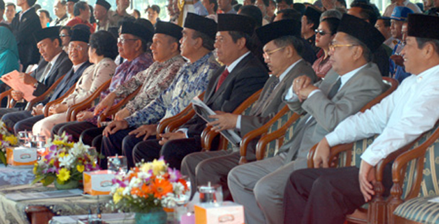 Menandatangai prasasti " siap menang, siap kalah"