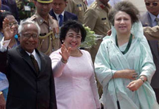 Presiden Megawati tiba di Dhaka