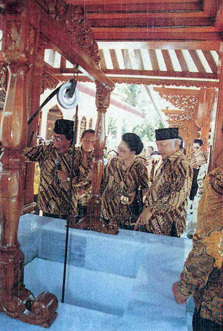 Ibu Tien dan Pak Harto meninjau sumur di Monumen Jaten